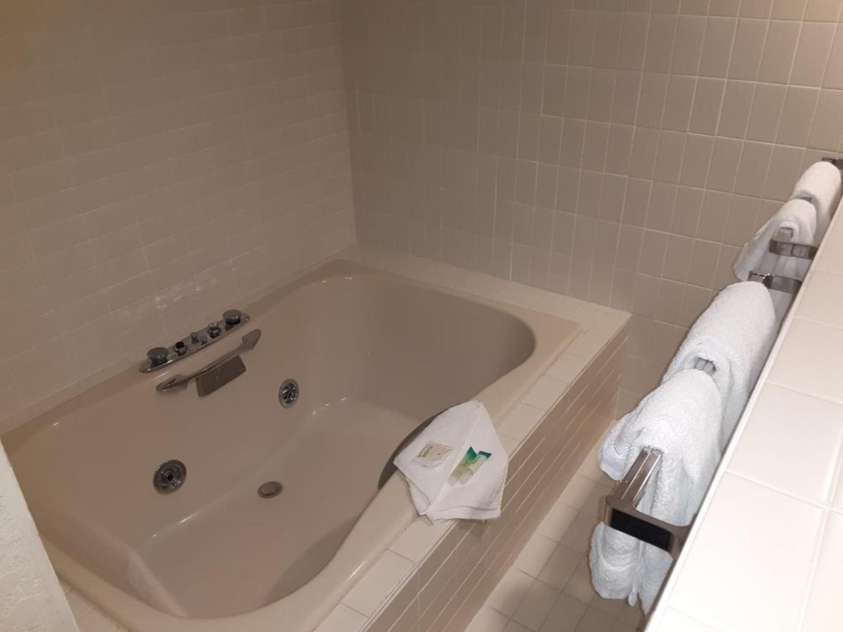 Eleven Boutique Hotel Llc 恩波里亚 外观 照片
